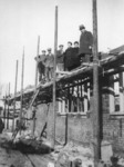 Karst Zevenberg staat rechts op de steiger van Wilhelminalaan 4 te Bedum
<br/>
RHC Groninger Archieven / Historische Vereniging gemeente Bedum, 1937